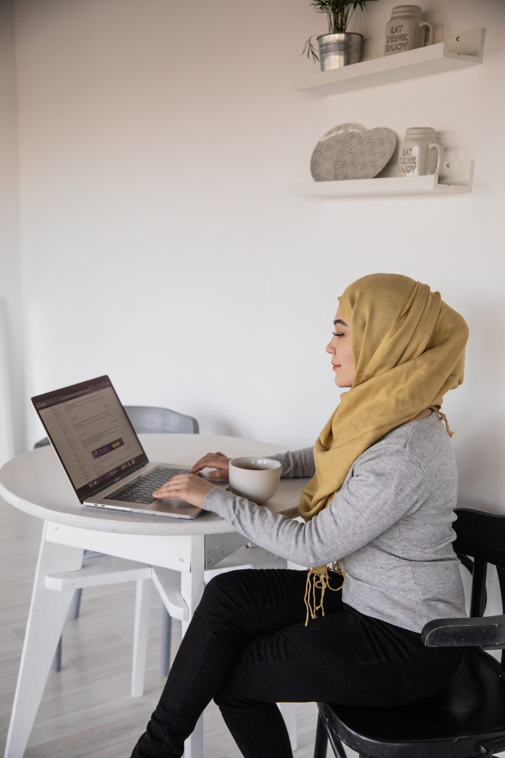 muslim businesswoman typing on laptop during coffee break at 4050220 scaled